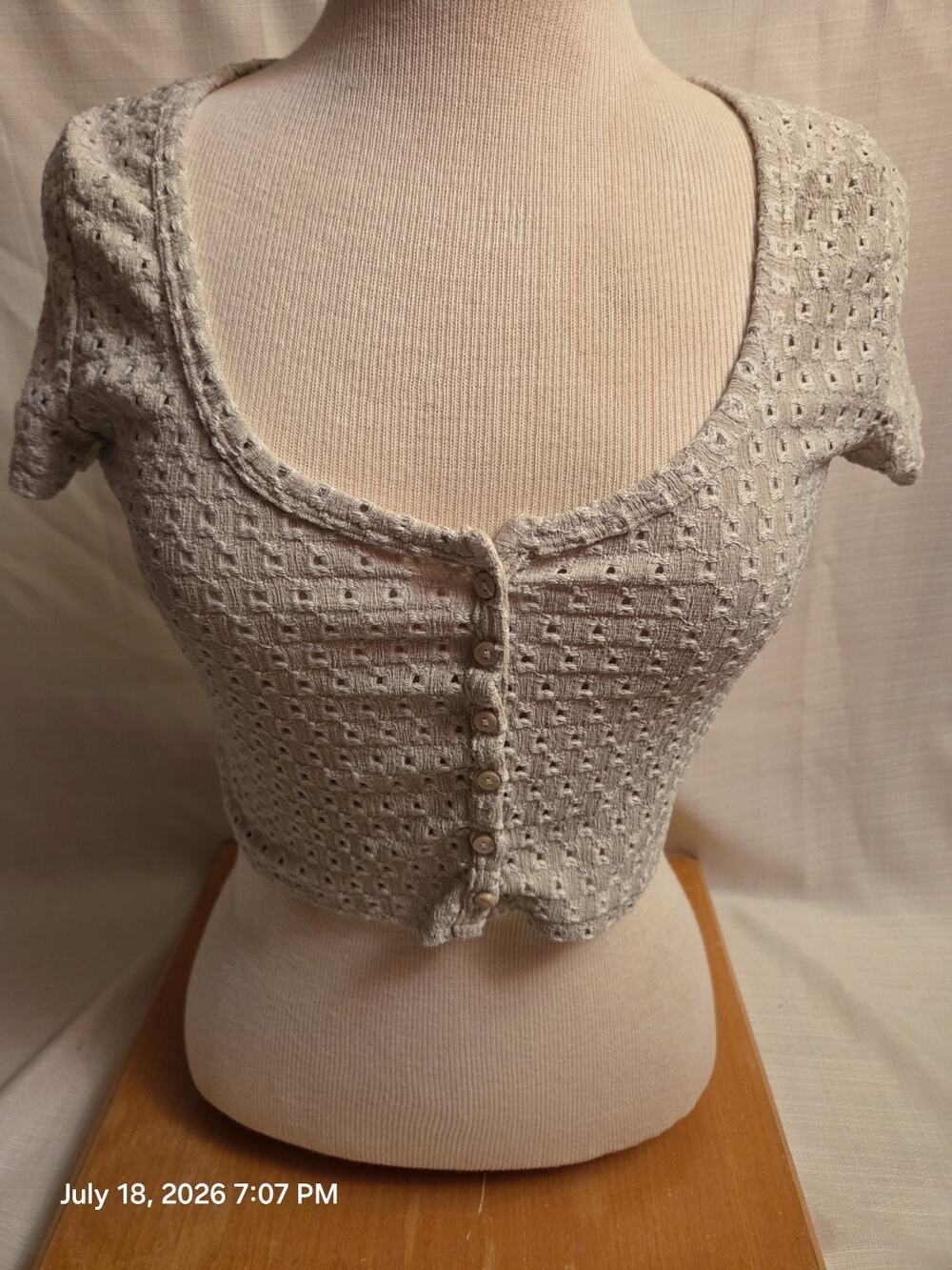 H&M Women’s M Beige Scoop Neck Short Sleeve Knit Button Cropped Top